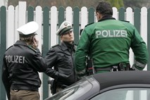 Množičen pretep na nogometni tekmi v Nemčiji: pesti, noži in streljanje
