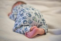 (Nedeljski dnevnik) Skrivnostne smrti novorojenčkov: »Čutim, da moj otrok še živi«
