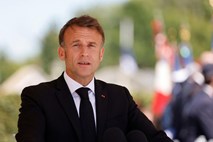 Ne glede na rezultat volitev francoski predsednik Macron ne namerava odstopiti