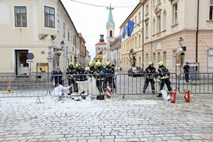 Pred hrvaško vladno palačo se je moški polil z bencinom in zažgal