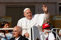 Papež svetoval duhovnikom, naj bodo maše krajše