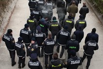 Po ''napornem'' dnevu pogajanj z vlado policisti in vojaki grozijo s protesti