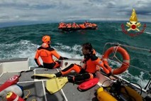#foto #video Tržaški zaliv: s potapljajoče se potniške ladje rešili 85 ljudi