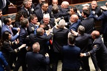 #video Množičen pretep v italijanskem parlamentu
