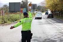 Triler na koprskih cestah: bežala pred policisti in prevozila stringer