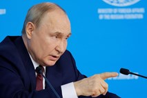 Vladimir Putin pogojuje premirje z umikom ukrajinskih sil iz štirih regij, ki jih je zasedla ruska vojska