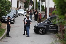 Gol moški v Zagrebu s sekiro uničeval avtomobile, pri njem doma našli truplo
