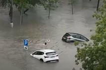#video Hude poplave v Moskvi: ljudje do pasu v vodi in napol potopljeni avtobusi mestnega prometa