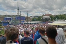 #video #foto Iz Stuttgarta: Tekma z Dansko se je začela, med gledalci v Nemčiji okoli 12.000 Slovencev