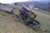 Voznika mrtva obležala pod traktorjema