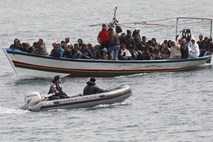 Nesreči čolnov z migranti: deset mrtvih, 60 jih še pogrešajo