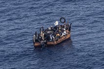 Grška obalna straža naj bi čez krov metala migrante