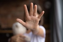 Preiskava spolne zlorabe 11-letnice, ki je rodila očetovega otroka