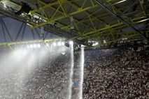 Med tekmo Dortmunda kot Spider-Man plezal na streho stadiona