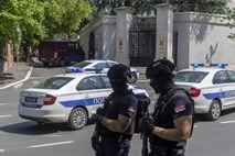 Srbski policisti prijeli moškega s samostrelom v nahrbtniku
