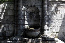 Ljubljanski vodnjaki: Fontana na cerkvi je tudi pitnik