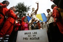 #foto Kraja kipa Brucea Leeja: tat obsojen na deset mesecev zapora