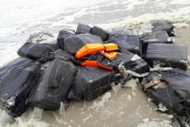 Dopustnik na nemški obali našel naplavljeno tono kokaina – in takoj poklical policijo