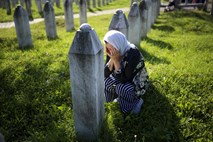 Ob prvem mednarodnem dnevu spomina na genocid v Srebrenici pokop 14 žrtev v Potočarih