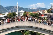 #video Skok z mostu brez aplavza v spomin na genocid v Srebrenici