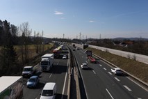 Slovenske avtoceste so vse bolj obremenjene. Največ potniškega prometa v bližini Grosupljega