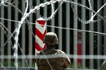 Poljska: varnostne sile bodo lahko nekaznovano uporabljale orožje