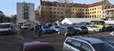 Del parkirišča na zemljišču, ki je rezervirano za novo Narodno in univerzitetno knjižnico, je zaradi arheoloških izkopavanj še vedno zaprt. Foto: Jaka Gasar