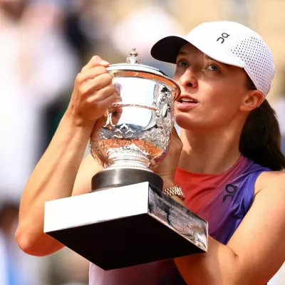 Tennis - French Open - Roland Garros, Paris, France - June 8, 2024 Poland's Iga Swiatek poses for a picture with the trophy after winning her final match against Italy's Jasmine Paolini REUTERS/Lisi Niesner