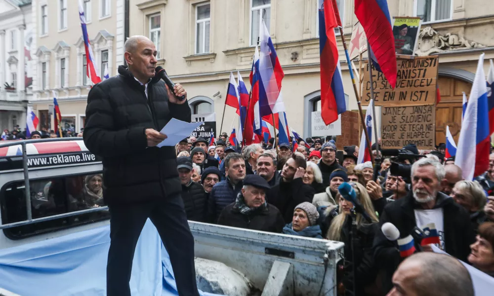 - Janez Janša, predsednik stranke SDS.- 12.12.2024. - Neprijavljen shod v podporo Janezu Janši ob sojenju v zadevi Trenta v Celju pred Okrožnim sodiščem.//FOTO: Bojan Velikonja