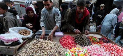 Palestinians shop as they prepare for the upcoming holy fasting month of Ramadan, amid a ceasefire between Israel and Hamas, in Khan Younis, in the southern Gaza Strip, February 27, 2025. REUTERS/Ramadan Abed   TPX IMAGES OF THE DAY