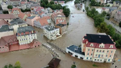 Drone footage shows a submerged bridge amid flooding in Klodzko, Lower Silesia region, Poland September 15, 2024 in this still image from social media video. Jakub Karolewicz via REUTERS THIS IMAGE HAS BEEN SUPPLIED BY A THIRD PARTY. MANDATORY CREDIT. NO RESALES. NO ARCHIVES. / Foto: Jakub Karolewicz