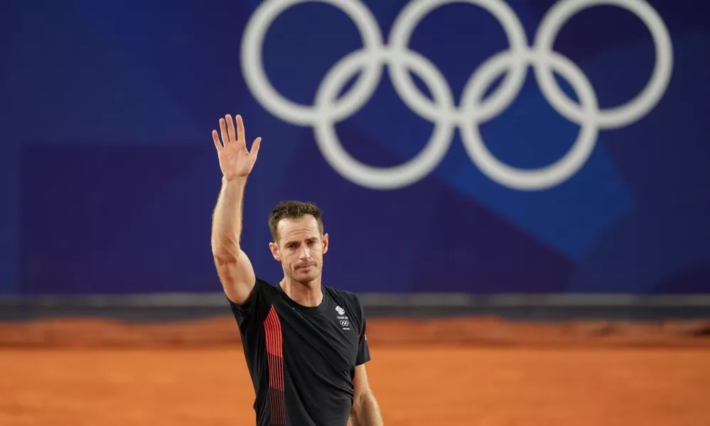 31 July 2024, France, Paris: Britain's Andy Murray waves goodbye after playing with Britain's Daniel Evans against US' Taylor Fritz and US' Tommy Paul in their men's doubles quarter-final tennis match on Court Suzanne-Lenglen at the Roland-Garros Stadium during the Paris 2024 Olympic Games. Photo: Martin Rickett/PA Wire/dpa