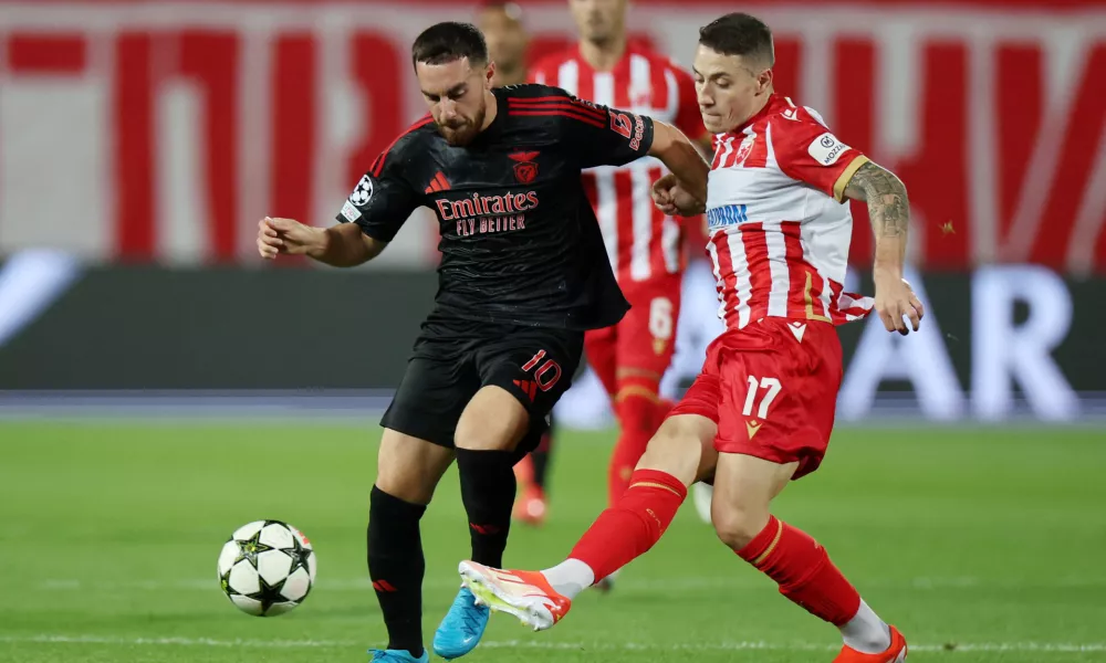 Soccer Football - Champions League - Crvena Zvezda v Benfica - Rajko Mitic Stadium, Belgrade, Serbia - September 19, 2024 Crvena Zvezda's Bruno Duarte in action with Benfica's Orkun Kokcu REUTERS/Marko Djurica