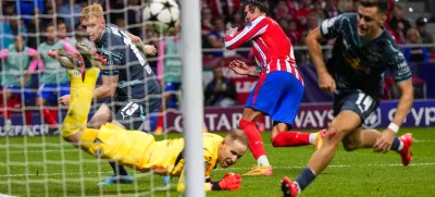 Atletico Madrid's Jose Gimenez, center, heads the ball to score his team's second goal past Leipzig's goalkeeper Peter Gulacsi during to the Champions League opening phase soccer match between Atletico Madrid and RB Leipzig at the Metropolitano stadium, in Madrid, Thursday, Sept. 19, 2024. Atletico Madrid won 2-1. (AP Photo/Manu Fernandez)