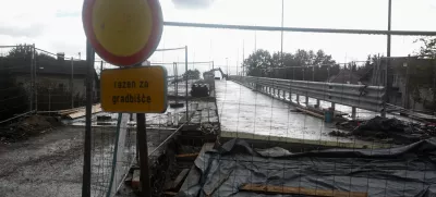 Tako prenova nadvoza Ižanske ceste čez obvoznico (na fotografiji) kot tudi gradnja nadomestnega mosta čez Ižico naj bi bili končani v letošnjem decembru. Foto: Bojan Velikonja