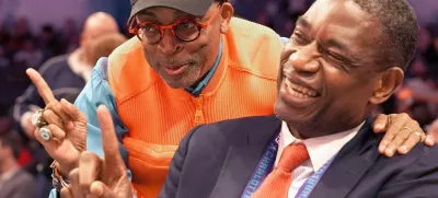 Legenda lige NBA Dikembe Mutombo je bil znan tudi kot velik humanitarec. Imel je veliko prijateljev, med njimi je bil tudi režiser Spike Lee. Foto: Reuters