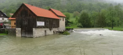 Kolpa se je včeraj sredi dneva v naselju Dol v kočevski občini že nevarno razlila. F Dragana Stanković