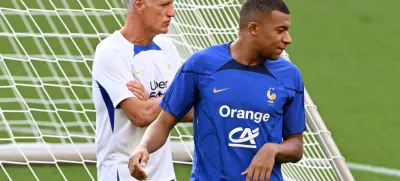 FILED - 11 September 2023, North Rhine-Westphalia, Dortmund: Didier Deschamps (L), national team coach, and Kylian Mbappe take part the final training session. Photo: Federico Gambarini/dpa