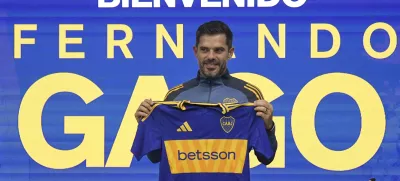 Fernando Gago poses for photos with a Boca Juniors jersey during his media presentation as the soccer team's new coach, in Buenos Aires, Argentina, Monday, Oct. 14, 2024. (AP Photo/Gustavo Garello)