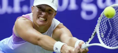 Iga Świątek, of Poland, returns to Jessica Pegula, of the United States, during the quarterfinals of the U.S. Open tennis championships, Wednesday, Sept. 4, 2024, in New York. (AP Photo/Eduardo Munoz Alvarez)