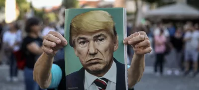 ﻿simbolična fotografija - Donald Trump - Janša- 26.06.2020 - - protivladni protest Z balkonov na kolesa v Ljubljani - protestni shod proti vladi Janeza Janše v času novega koronavirusa COVID-19 - //FOTO: Luka Cjuha.