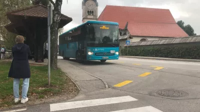 Otroci ne vedo, na kateri avtobus lahko gredo in na katerega ne. Foto: Eva Branc