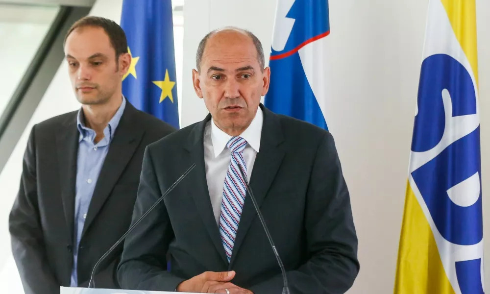 Ljubljana, sedez SDS..Novinarska konferenca SDS, na kateri so predsednik stranke Janez Jansa ter poslanca Anze Logar in Branko Grims komentirali odlocitev arbitraznega sodisca.