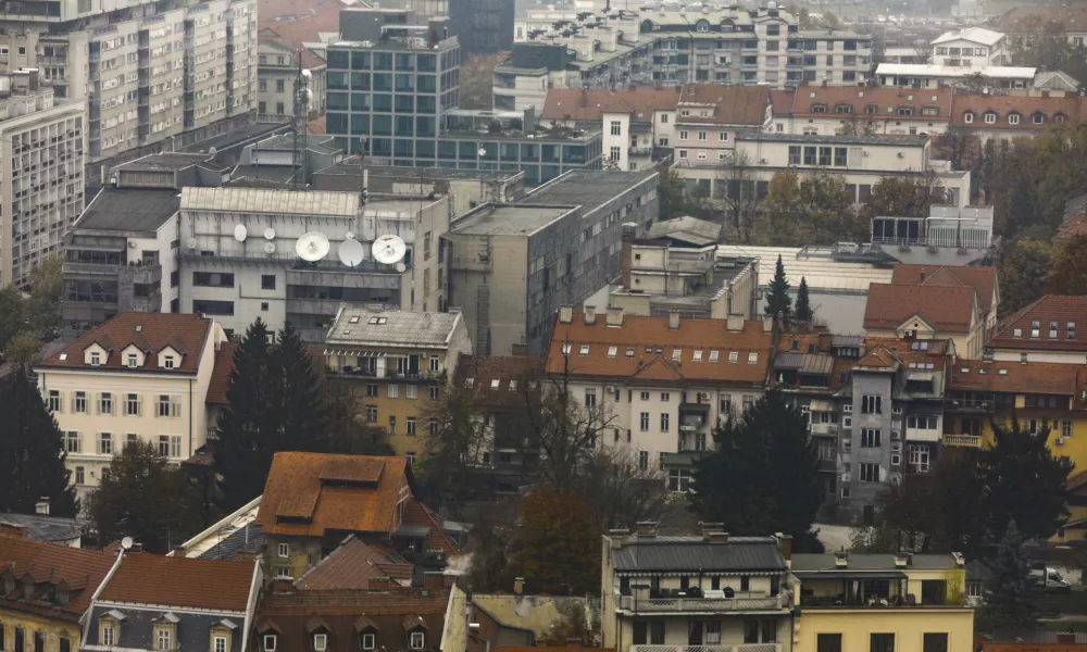 Marsikaterega lastnika nepremičnin odločba Fursa o odmeri davka na premoženje preseneti, saj se ta, sicer zastarel davek v preteklosti ni dosledno izvajal. Foto: Luka Cjuha 