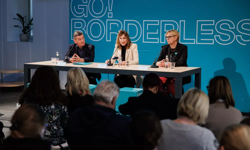 Ljubljana, atrij ZRC.Novinarska konferenca ob prvi predstavitvi uradnega programa Evropska prestolnica kulture 2025 Nova Gorica - Gorica, ki so se je udelezili ministrica za kulturo Asta Vrecko, vodstvo javnega zavoda GO! 2025, zupan Mestne obcine Nova Gorica Samo Turel in zupan Gorice Rodolfo Ziberna.