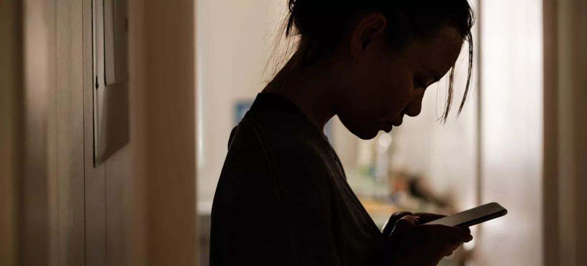 Silhouette of a gloomy girl getting a serious message / Foto: Globalmoments